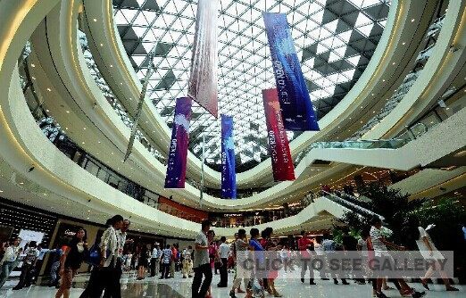People do shopping at the Sanya Haitang Bay International Shopping Mall in Sanya, south China's Hainan province, Sept 1, 2014. (Xinhua/Guo Cheng) 