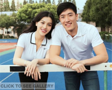 Chinese hurdler Liu Xiang (R) releases an intimate photo of him and his fiancee on the microblog on Tuesday morning, September 9, 2014. The Chinese Olympic gold medalist and world champion in 110m hurdles, registered for marriage on September 9, 2014, according to news spreading across the internet. [Photo: Sina Weibo] 
