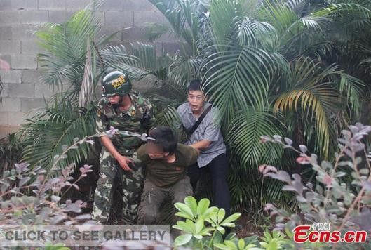 Police in Dongxing of Guangxi Zhuang Autonomous Region capture 16 suspects who attempted to cross the China-Vietnam border illegally on September 10, 2014. (Photo: Zhong Xin/chinanews.com)