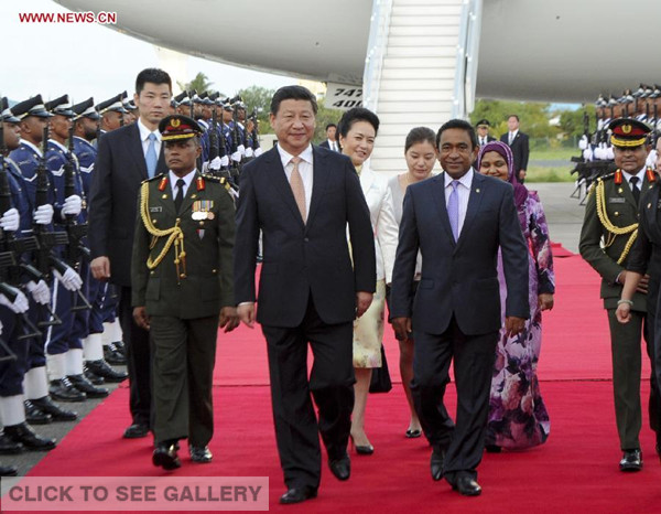 Chinese President Xi Jinping (L front) and his wife Peng Liyuan (4th L) are welcomed by Maldivian President Abdulla Yameen (R front) upon their arrival in Male, Maldives, Sept 14, 2014. Xi Jinping arrived here Sunday for a state visit to Maldives. (Xinhua/Zhang Duo) 