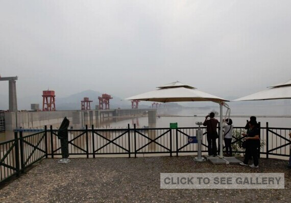 Visitors enjoy view of the Three Gorges Dam at the 185 Platform in Yichang, Hubei province on Wednesday, September 24, 2014. [Photo/ Guo Xiaoying]