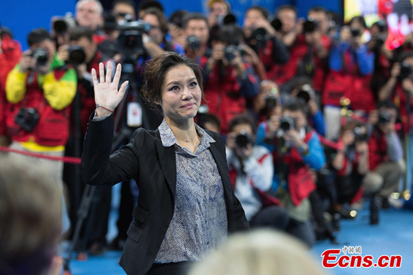 Li Na bids goodbye to her fans in tears at the Diamond Court in Beijing, Sept 30, 2014. [Photo/China News Service]