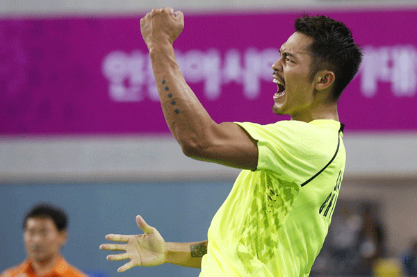 China's Lin Dan reacts after winning the men's singles gold medal badminton match against compatriot Chen Long at Gyeyang Gymnasium at the 17th Asian Games in Incheon September 29, 2014.  [Photo/Xinhua]