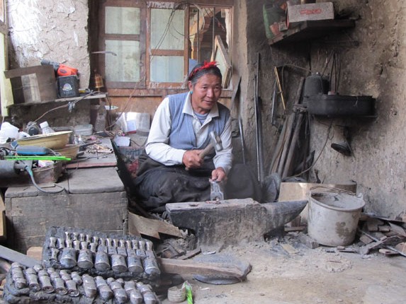 Budawa is making a sheath at his workshop. He was accredited as the representative inheritor of Lhaze Tibetan knife making by an intangible cultural heritage project in the Tibet autonomous region in 2008. Palden Nyima / China Daily