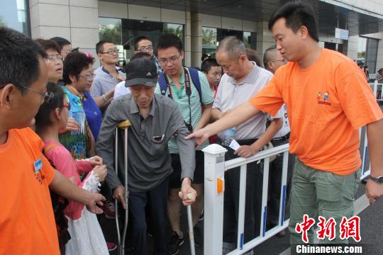 Tourists visit the Three Gorges Dam in Yichang city of central China's Hubei Province on Thursday. (Photo/Chinanews.com)