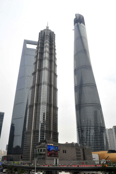 The 632-meter Shanghai Tower (right), located in Lujiazui, Shanghai's financial zone, is scheduled for completion in 2015. It is the second-tallest building in the world. [Yan Daming / China Daily] 