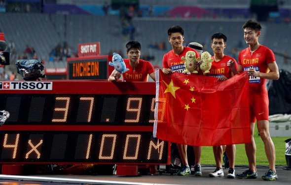 From left: Chinas Su Bingtian, Xie Zhenye, Chen Shiwei and Zhang Peimeng celebrate winning the mens 4x100-meter relay final and setting a new Asian record at the Incheon Asiad Main Stadium during the 17th Asian Games yesterday. (Photo: Shanghai Daily/AFP)