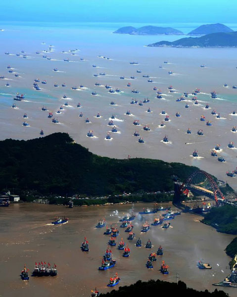 Fishing boats sail from Shipu port to the East China Sea at the end of three-a-half-month fishing ban.[Photo by Yang Zhonghua/China Daily]