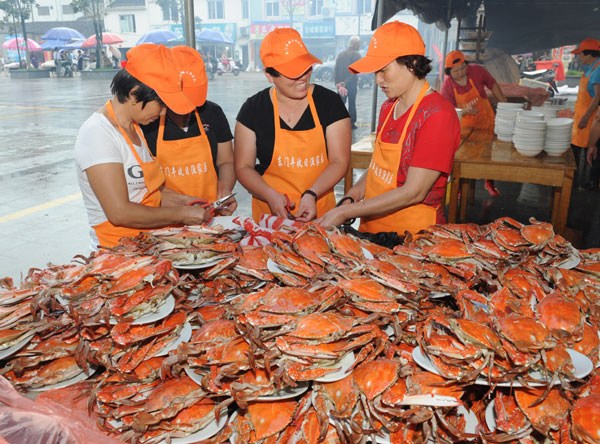 Waitresses at restaurants in Xiangshan preparing crabs for sale.[Photo by Yang Zhonghua/China Daily]