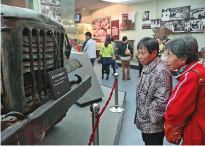 urists admire an old car at the XPCC Army Reclamation Museum in Shihezi, the Xinjiang Uygur autonomous region, on Saturday. ZHAO GE/XINHUA 
