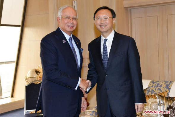 Chinese State Councilor Yang Jiechi (R) meets with Malaysian Prime Minister Najib Razak in Kuala Lumpur, Malaysia, on Oct 7, 2014. (Xinhua/Chong Voon Chung) 