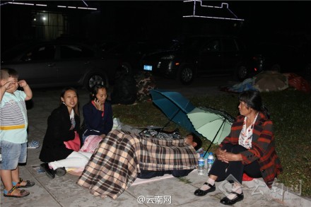 Local residents spend the night outdoors at the Jinggu county of Yunnan province, on Oct 7, 2014. [Photo/Xinhua] [Photo/Sina Weibo]  