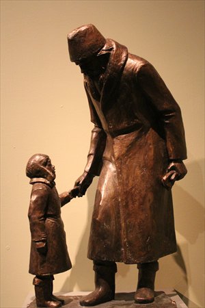A statue of Tolstoy and his granddaughter on display as part of the Leo Tolstoy and His Times exhibition at the National Museum of China Photo: Xu Ming/GT