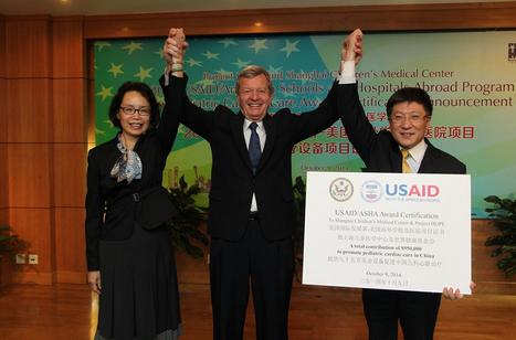 United States Ambassador to China Max Baucus (center) poses with Lily Hsu, program director of Project HOPE and Jiang Zhongyi, director of the Shanghai Childrens Medical Center, yesterday after Baucus presented a USAID donation of US$950,000 for pediatric cardiac care.  Dong Jun