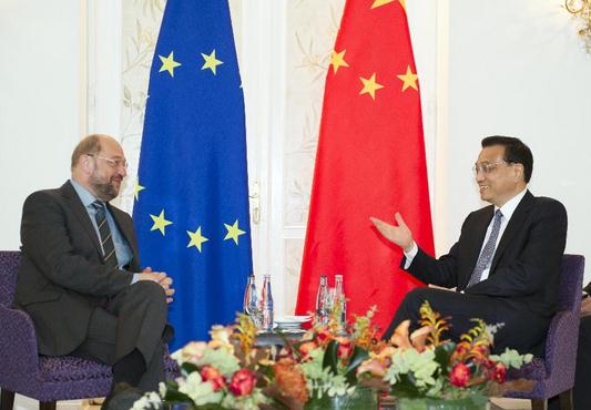 Chinese Premier Li Keqiang (R) meets with European Parliament President Martin Schulz in Hamburg, Germany, Oct. 11, 2014. (Xinhua/Xie Huanchi)