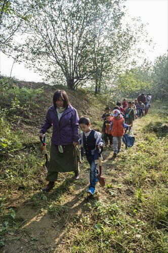 Preschool students at the school on their way to an organic farm not far from the school grounds. Photo: Li Hao/GT
