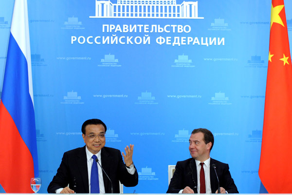 Premier Li Keqiang talks to the media at a joint news conference with Russian Prime Minister Dmitry Medvedev in Moscow on Oct 13.[Photo by RAO AIMIN/XINHUA]
