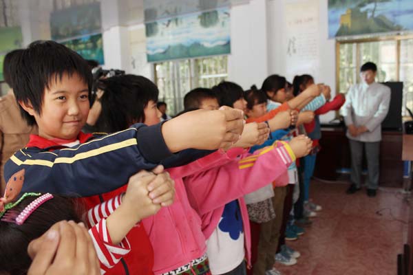 Children learn gestures to pay homage to Confucius in Sishui, Shandong province. Wang Kaihao/ China Daily