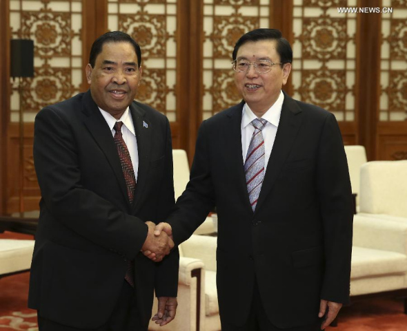 Zhang Dejiang (R), chairman of the Standing Committee of China's National People's Congress, meets with Micronesian Vice President Alik Alik in Beijing, capital of China, Oct 14, 2014. (Xinhua/Pang Xinglei)