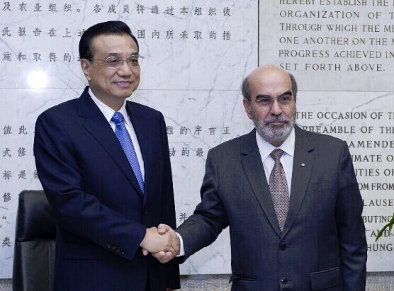 Chinese Premier Li Keqiang (L) shakes hands with Jose Graziano da Silva, director-general of the UN Food and Agriculture Organization (FAO), during their meeting in Rome, Italy, Oct. 15, 2014. (Xinhua/Wang Ye)