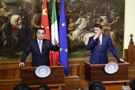 Chinese Premier Li Keqiang (L) attends a joint press conference with his Italian counterpart Matteo Renzi after their talks in Rome, Italy, Oct. 14, 2014. (Xinhua/Li Xueren)