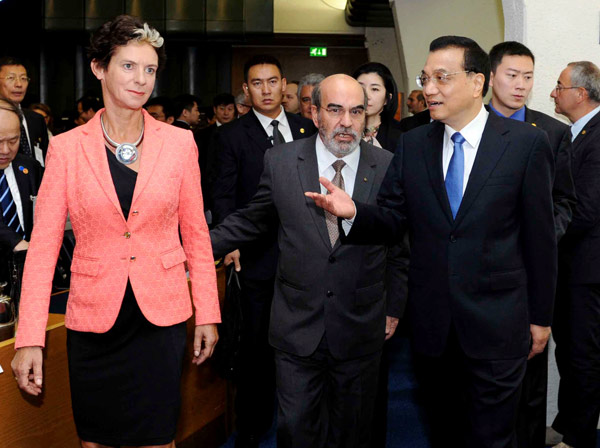 Premier Li Keqiang, accompanied by United Nations Food and Agriculture Organization director-general Jose Graziano da Silva (center), arrives at the UN body's headquarters in Rome to deliver a speech on the eve of World Food Day. RAO AIMIN / XINHUA