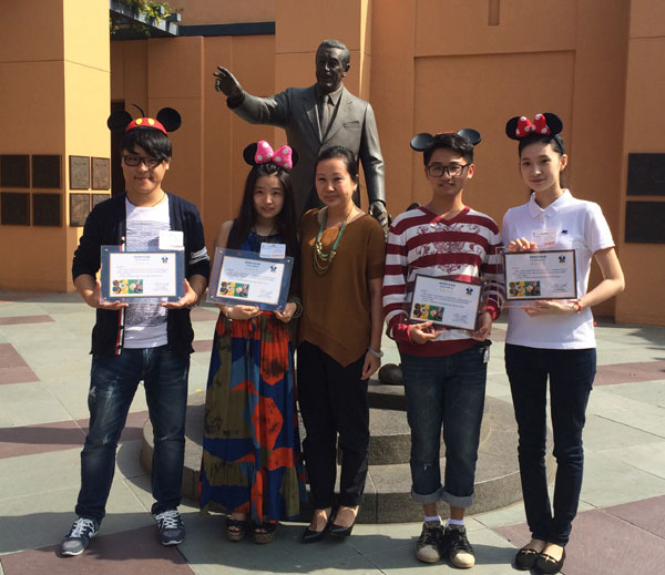Carol Choi (middle), vice-president of marketing for The Walt Disney Company China, with the four golden prize winners of My Dream Mickey Future Artist Competition: Zhu Sihan (first from left), Tong Wushuang, Huang Zhenglei and RuanWenjing on Tuesday in Burbank, California. Huang Xilin / for China Daily.