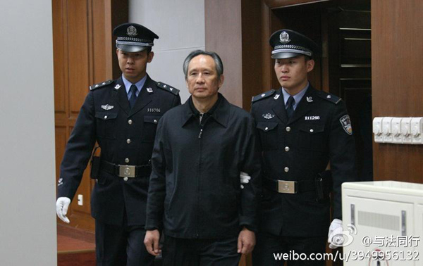 Former senior railway official Zhang Shuguang is taken to the court in Beijing on Friday, Oct 17, 2014. [Photo via Sina Weibo]