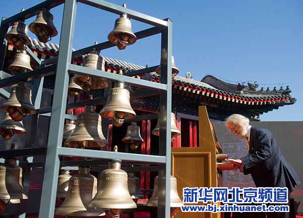 A glockenspiel expert from Belgium plays Chinese ancient music in Dazhong Temple, Beijing, on Oct 16, 2014. [Photo/Xinhua]