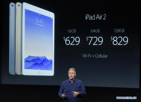 Apple Vice President Phil Schiller introduces the new Apple iPad Air 2 during an event at Apple headquarters in Cupertino, the United States, Oct 16, 2014. (Xinhua) 