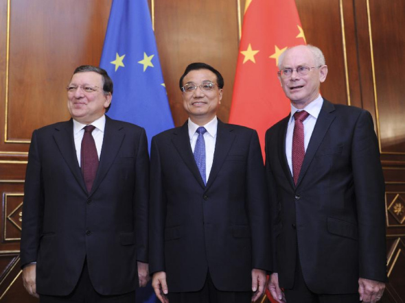 Chinese Premier Li Keqiang (C) meets with European Council President Herman Van Rompuy (R) and European Commission President Jose Manuel Barroso in Milan, Italy, Oct. 16, 2014. (Xinhua/Zhang Duo) 