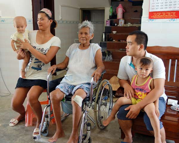 Fu Meiju (center) is one of the few surviving “comfort women”, a bland euphemism for brutal sexual slavery by Japanese troops during World War II, in South China’s Hainan province. Using a wheelchair, she now lives with her grandson, his wife and their children. HUANG YIMING / CHINA DAILY 