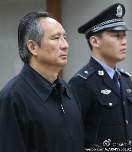 Former top railway engineer Zhang Shuguang appears in the Second Intermediate People's Court of Beijing Friday morning, October 17, 2014. (Photo: Sina Weibo)