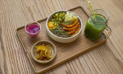 Israeli lentils with shaved fennel, pickled peppers, pumpkin, spiced yoghurt on mixed grains from Tribe. Photo: Li Hao/GT
