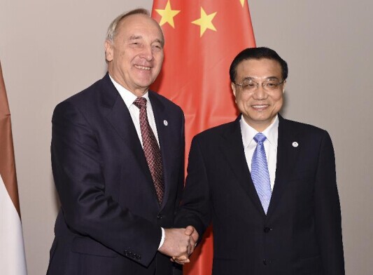 Chinese Premier Li Keqiang (R) meets with Latvia's President Andris Berzins, in Milan, Italy, Oct. 17, 2014. (Xinhua/Li Xueren)