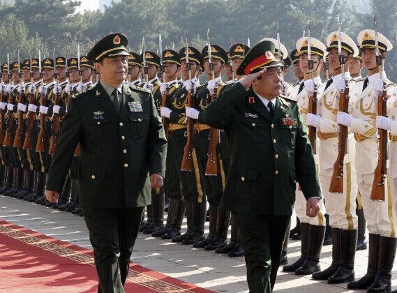 Chinese Defense Minister Chang Wanquan (L) and his Vietnamese counterpart Phung Quang Thanh inspect an honour guard at a welcoming ceremony before a formal meeting in Beijing, capital of China, Oct. 17, 2014. (Xinhua/Ding Lin)