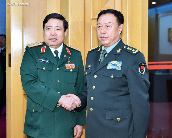 Vice Chairman of China's Central Military Commission Fan Changlong (R) meets with Vietnamese Defense Minister Phung Quang Thanh (L) in Beijing, capital of China, Oct. 18, 2014. (Xinhua/Li Tao)