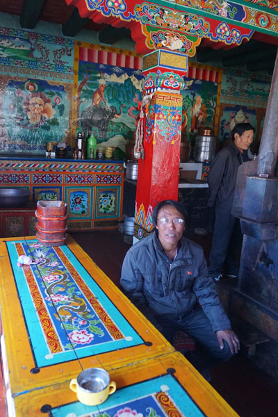 Khenrab Tashi, front, a villager, in Kese village in Changdu of Tibet autonomous region at his home on Oct 19, 2014. [Photo by Madanning/chinadaily.com.cn] 