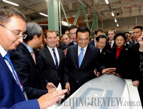 INNOVATION SHOW: Chinese Premier Li Keqiang and his Russian counterpart Dmitry Medvedev visit the exhibition of an international forum themed open innovation in Moscow on October 14 (RAO AIMIN)