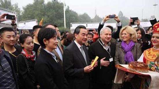 The sixth 'Love Knows No Borders' International Charity Sale has been held in Beijing's Chaoyang Park. This movement aims to aid sick children in rural areas. The event is being hosted by Qian Wei, the wife of Chinese Foreign Minister Wang Yi.