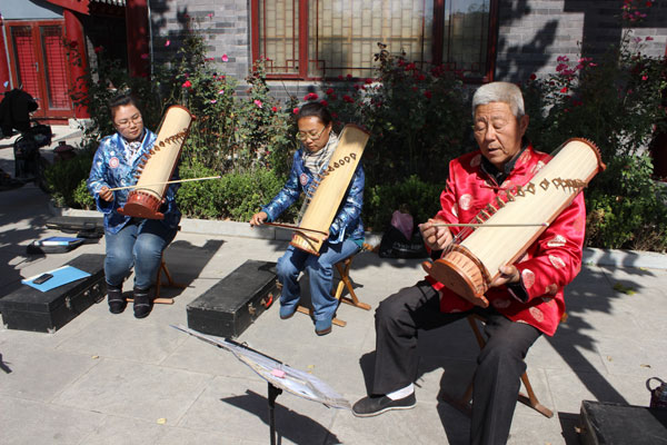 Zhao Xingtang and his students play cuoqin during a performance in Qingzhou.[Photo by Wang Kaihao/China Daily]