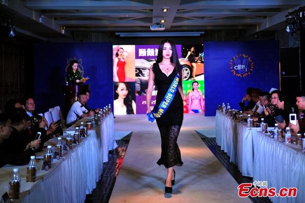 A model walks during the China Final of World Super Model Contest 2015 in Beijing on Oct 19, 2014. [Photo: Chinanews.com/Jin Shuo]