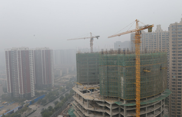 Construction work is to be curtailed to reduce smog in Shijiazhuang, Hebei provincewhich was shrouded on Mondayand Beijing. MOU YU/XINHUA   