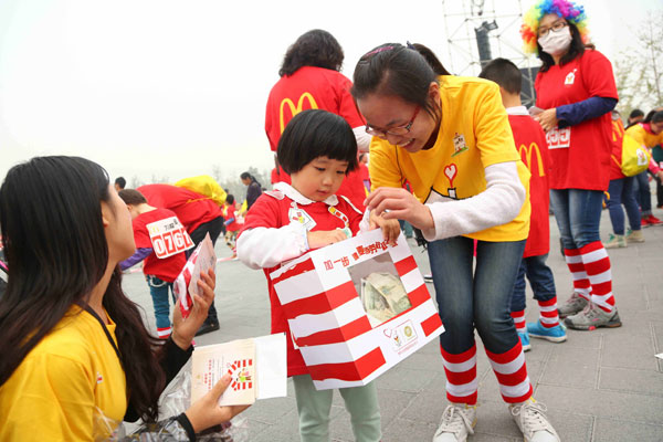 A child participates in a running event to raise money for the Ronald McDonald House at Beijing's Garden Expo on Oct 19.[Photo/chinadaily.com.cn]