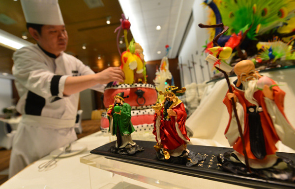 A chef prepares food carvings recently featuring Chinese figures in a rehearsal for the upcoming AsiaPacific Economic Cooperation meeting in Beijing. GUO QIAN / FOR CHINA DAILY