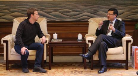 Facebook founder Mark Zuckerberg talks with Chen Jining, president of Tsinghua University, during a meeting in Beijing.