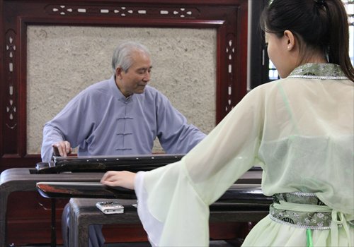 A student learns to play guqin, a traditional Chinese stringed instrument, with her teacher. Photo: Li Jingjing/GT