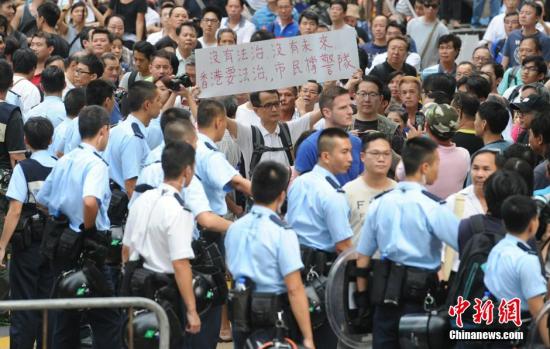 Photo taken on Oct 22 shows an anti-Occupy demonstrator holds a banner to support police in Hong Kong. (Photo/Chinanews.com)