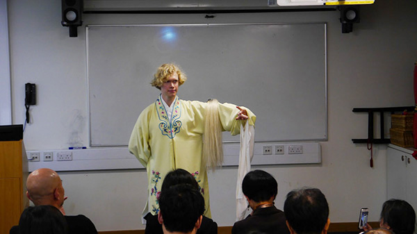 A student from the School of Oriental and African Studies, University of London performs Mei Lanfang's opera at the celebration on Oct 18. [Photo provided to China Daily]
