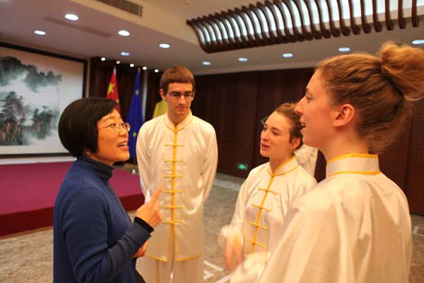 Chinese Ambassdor to EU Yang Yanyi exchanges with EU taiqi practioners at the reception on Thursday night. [Photo by Fu Jing/chinadaily.com.cn]  
